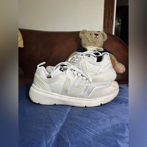 VEJA Women’s Sneakers White Size 8.5 MAKE ME AN OFFER